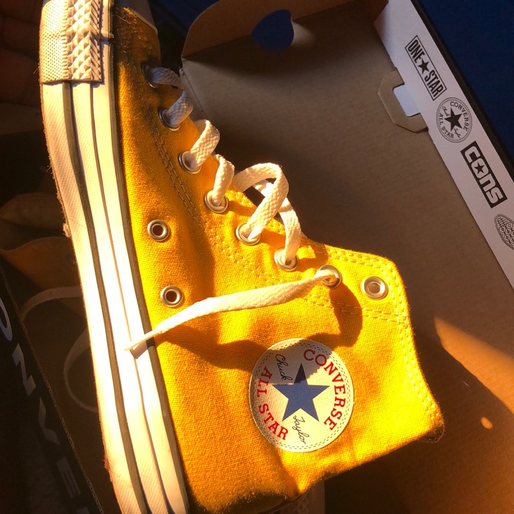 Converses - Picture 2 of 3